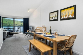Misty Lakes - Lakefront Apartment